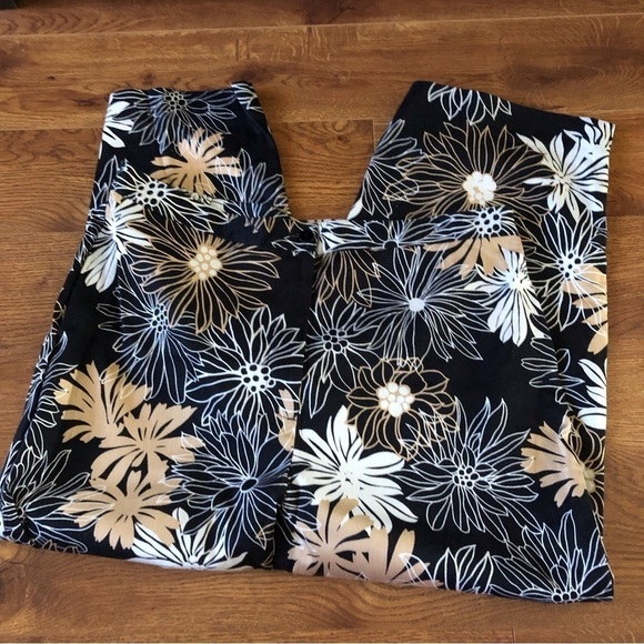 Vintage Alfred Dunner black floral cotton stretch cropped pants in size 14 - Picture 1 of 8